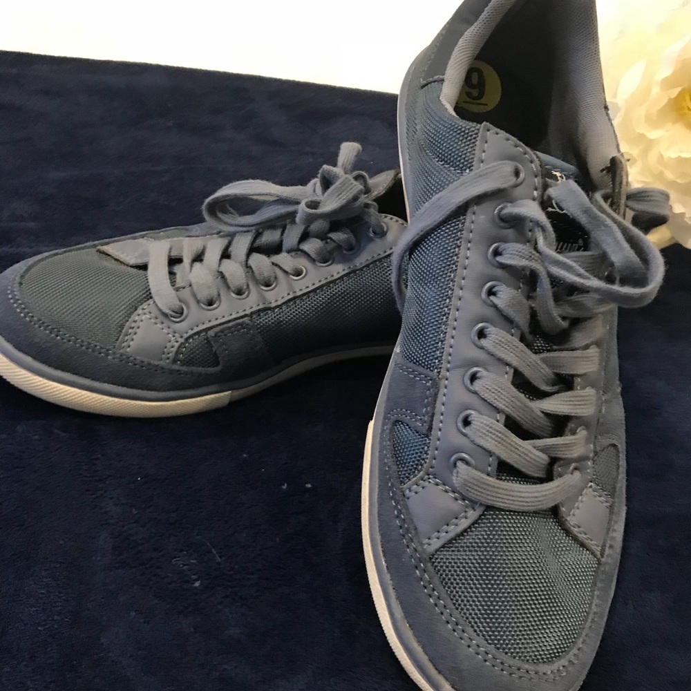 Penguin Rave sneakers!